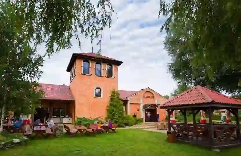 Viešbutis Ognisty Ptak - vaizdas į pastatą ir ežerą